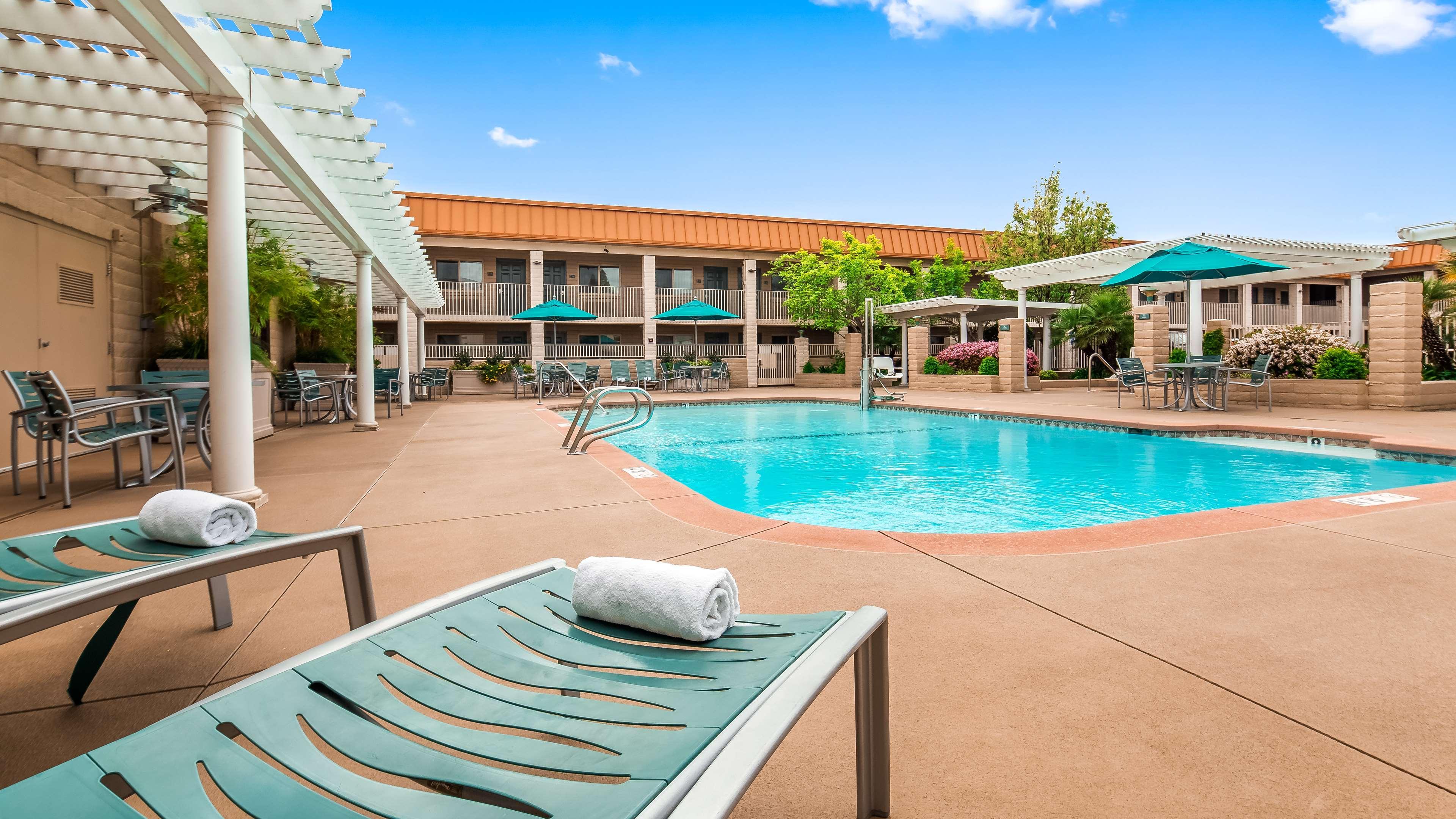 Best Western Plus Hilltop Inn Redding Exteriör bild