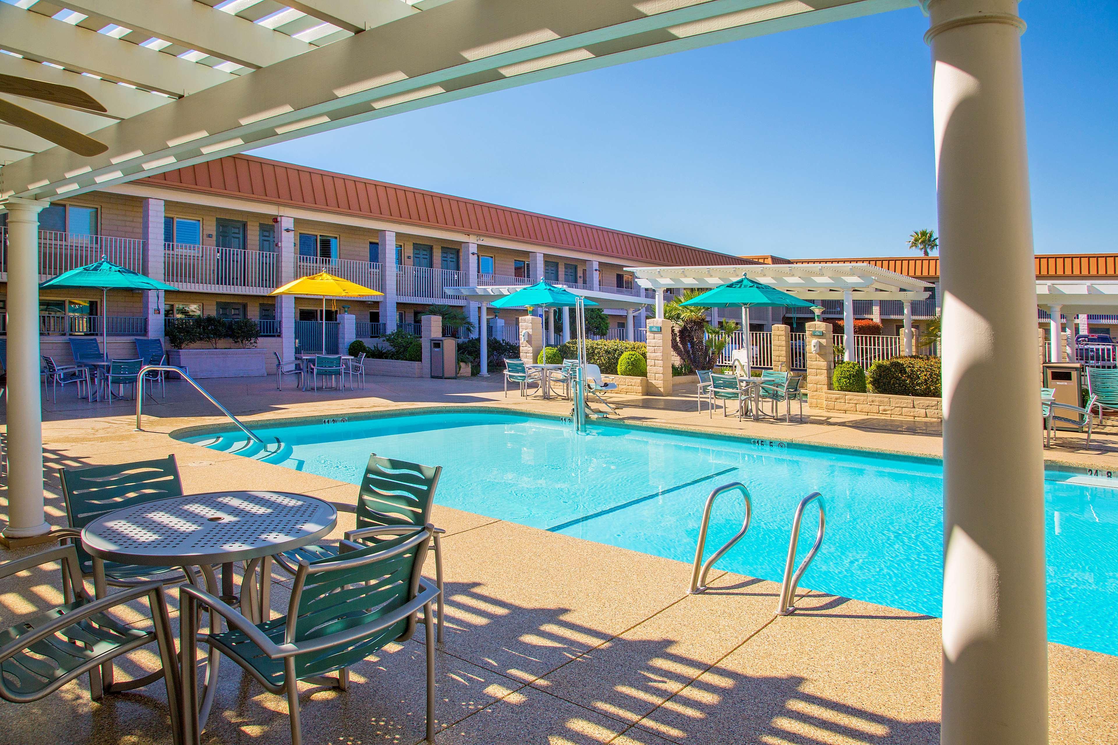 Best Western Plus Hilltop Inn Redding Exteriör bild